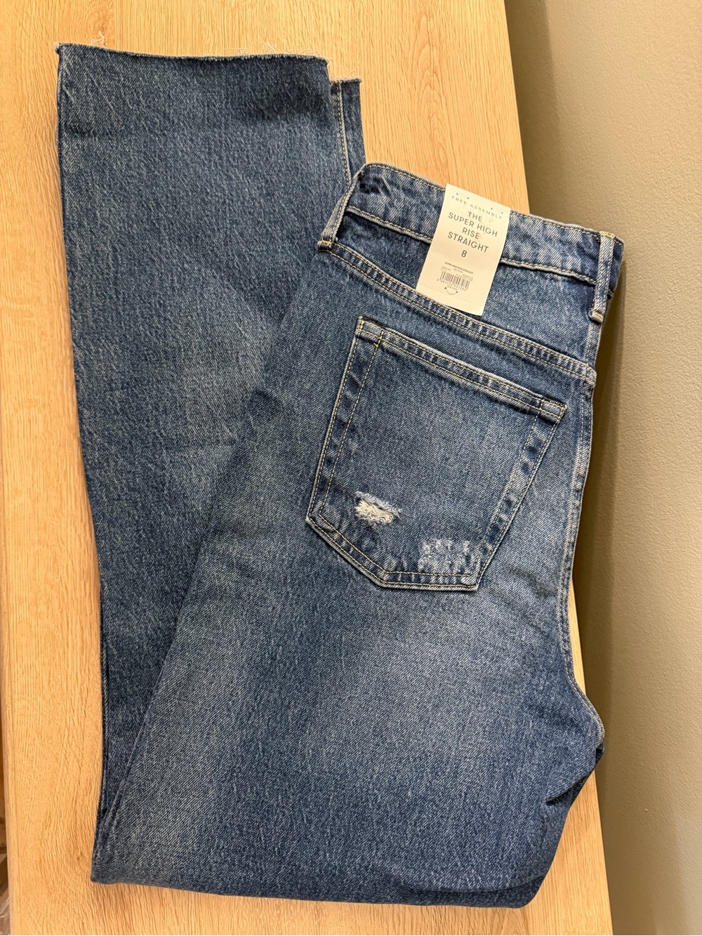 FREE ASSEMBLY THE SUPER HIGH RISE STRAIGHT MD WASH DISTRESSED JEANS